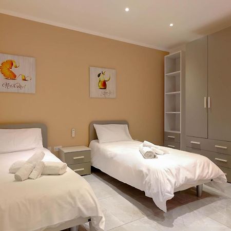 Pretty Beachfront Penthouse In מליאהה מראה חיצוני תמונה
